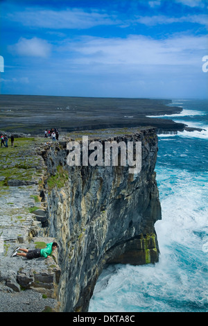 Scogliere. Dun Aengus fort. Inishmore island, Isole Aran. Contea di Galway, Irlanda, Europa. Foto Stock