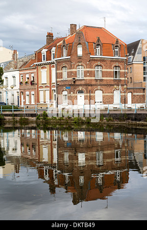 Case lungo il canale fiume a Douai, Nord-Pas-de-Calais, Francia Foto Stock