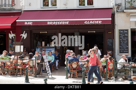 Amboise, in Francia nel periodo estivo. La gente seduta fuori del ristorante nella parte turistica della città. Foto Stock