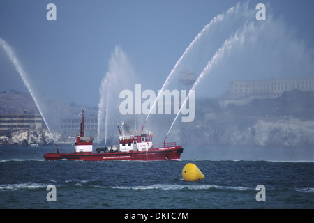 Incendio di dimostrazione in barca durante la settimana della flotta nella Baia di San Francisco, California Foto Stock