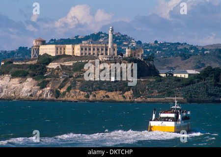 Traghetto vicino Alcatraz, la baia di San Francisco, San Francisco, California Foto Stock