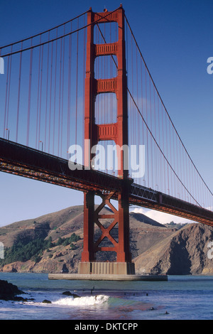 Surfers al di sotto della Torre Nord del Golden Gate Bridge di San Francisco, California Foto Stock