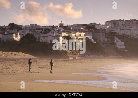 La gente sulla spiaggia e case al di sopra di Baker Beach, il Presido di San Francisco, California Foto Stock