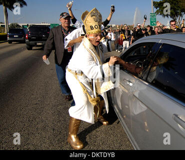 Febbraio 07, 2010 - Giardini di Miami, FL - Florida, Stati Uniti d'America - La seconda linea marzo dall'Hotel El Palacio giù University Drive per il Super Bowl Keith Williams di quarta generazione da residenti di New Orleans conduce il modo againist traffico su University drive in marzo per il Super Bowl. Nicholas R. Von Staden, corrispondente (credito Immagine: © Sun-Sentinel/ZUMApress.com) Foto Stock