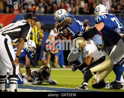 Febbraio 07, 2010 - Giardini di Miami, FL - Florida, Stati Uniti d'America - Stati Uniti - (trasmissione) FL-action-Super-Bowl-0207mlbl -- Indianapolis Colts Joseph Addai punteggi un terzo trimestre touchdown contro i New Orleans Saints durante il Super Bowl XLIV presso Sun Life Stadium, domenica 7 febbraio, 2010. Robert Duyos, Sun Sentinel (credito Immagine: © Sun-Sentinel/ZUMApress.com) Foto Stock