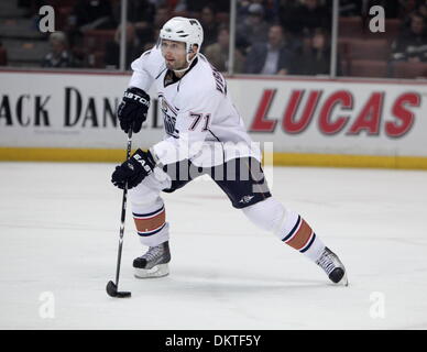 Feb 10, 2010 - Anaheim, California, Stati Uniti d'America - Edmonton lubrificatori defenceman Lubomir Visnovsky della Slovacchia è raffigurato durante un NHL Hockey gioco contro gli Anaheim Ducks all'Honda Center. (Credito Immagine: © Mark Samala/ZUMA Press) Foto Stock