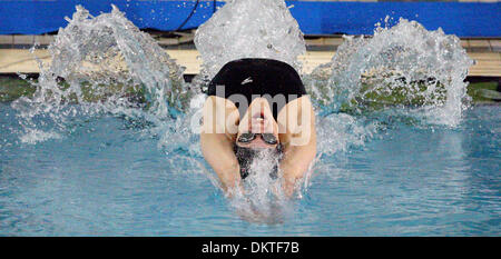 Febbraio 13, 2010 - San Antonio, Texas, Stati Uniti d'America - Churchill High School nuotatore Lily Moldenhauer inizia il cantiere 100 dorso durante il 2010 Regione VII-5A Nuoto e Immersioni Championships Finals tenutasi sabato 13 febbraio, 2010 a Josh Davis Natatorium in San Antonio, Texas. Moldenhauer finito in primo luogo con un pubblico nazionale di scuola tempo record di 52.89, secondo stats konnexion Foto Stock