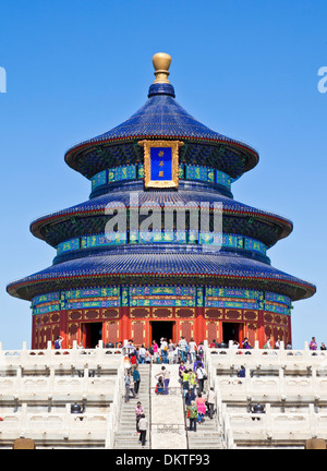 Persone che salgono i gradini Qinian Dian tempio Tian Tan complessa, il Tempio del cielo di Pechino, Repubblica popolare cinese, Repubblica Popolare di Cina e Asia Foto Stock