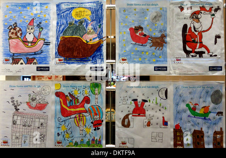 Bambini i disegni di Santa Claus visualizzati in agenti immobiliari finestra, Londra Foto Stock