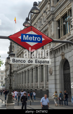 Banco de España alla metropolitana entrata in Calle Alcalá, Madrid, Spagna Foto Stock