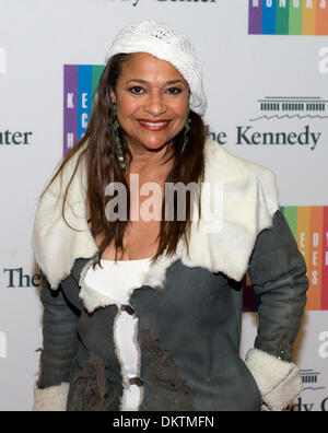 Debbie Allen arriva per la formale dell'artista la cena in onore di destinatari del 2013 Kennedy Center Honors ospitato dal Segretario di Stato statunitense John F. Kerry presso l'U.S. Il Dipartimento di Stato a Washington, DC il Sabato, 7 dicembre 2013. Credito: Ron Sachs / CNP Foto Stock