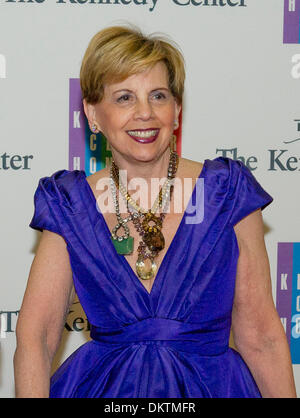 Adrienne Arsht arriva per la formale dell'artista la cena in onore di destinatari del 2013 Kennedy Center Honors ospitato dal Segretario di Stato statunitense John F. Kerry presso l'U.S. Il Dipartimento di Stato a Washington, DC il Sabato, 7 dicembre 2013. Credito: Ron Sachs / CNP Foto Stock