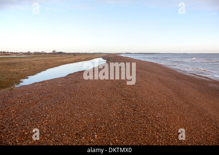 Spiaggia ghiaiosa ridge dopo inverno Mare del Nord mareggiata nel dicembre 2013 a Shingle Street, Suffolk, Inghilterra Foto Stock