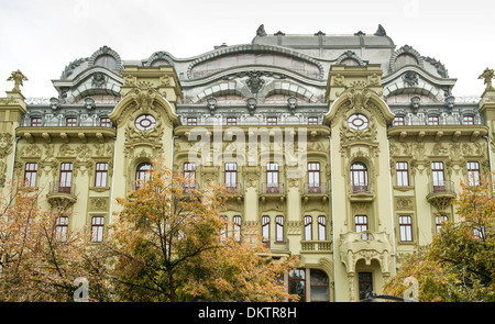 Ornati in facciata di edificio su Deribasovskaya street a Odessa, Ucraina. Foto Stock