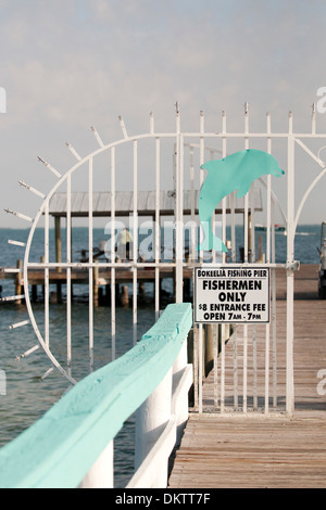 Recinto sul molo di pesca in Bokeelia, Florida rivolta verso Charlotte Harbor Foto Stock