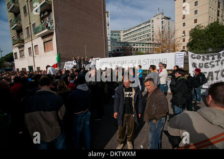 Roma, Italia. Il 9 dicembre, 2013. Italia nella ribellione. Persone protestano a Roma il 9 dicembre 2013.Foto: Paolo Gargini/NurPhoto Credito: Paolo Gargini/NurPhoto/ZUMAPRESS.com/Alamy Live News Foto Stock