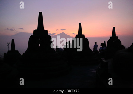 Il Mahayana tempio buddista (VIII secolo), il Borobudur, vicino a Magelang, Giava centrale, Indonesia Foto Stock