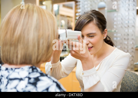 All'ottico optometrista Pupilary Misurazione distanza Foto Stock