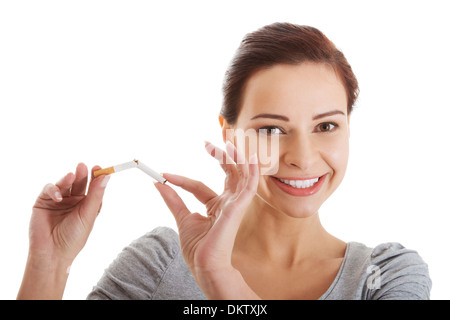 Giovane donna bellissima azienda sigaretta rotto nella parte anteriore. Isolato su bianco. Foto Stock