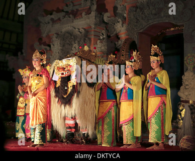 Danze tradizionali in Ubud Palace, Ubud, Bali, Indonesia Foto Stock