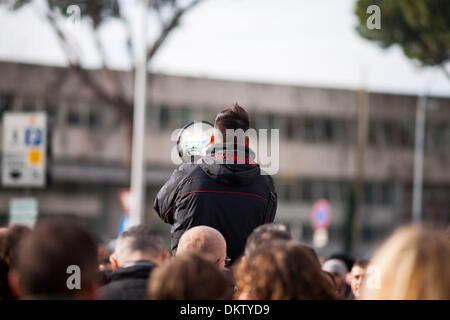 Roma, Italia. Il 9 dicembre, 2013. Italia nella ribellione. Persone protestano a Roma il 9 dicembre 2013.Foto: Paolo Gargini/NurPhoto Credito: Paolo Gargini/NurPhoto/ZUMAPRESS.com/Alamy Live News Foto Stock