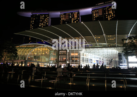 Notte cityscape, Marina Bay Sands (2006-2010 Moshe Safdie Aedes), Singapore Foto Stock