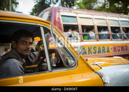 Calcutta (Kolkata), India taxi driver Foto Stock