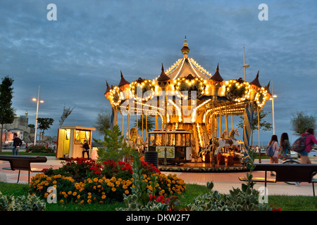 Giostra in Castro Urdiales, Cantabria al tramonto, Spagna, Europa Foto Stock