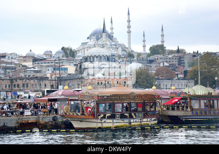 Una vista dal Ponte di Galata tradizionale ristorante di pesce dal mare e la Moschea di Suleymaniye in background, Istanbul Foto Stock