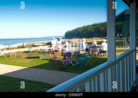 La terrazza del ristorante presso il Queen Victoria's spiaggia privata a Osborne House, East Cowes, Isola di Wight. Foto Stock