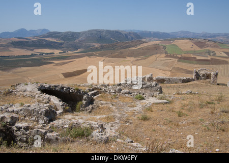 Le rovine del castello a Teba, uno dei villaggi bianchi (Pueblos Blancos) di Andalusia, Spagna. Foto Stock