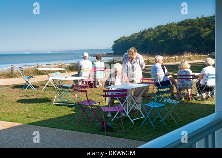 La terrazza del ristorante presso il Queen Victoria's spiaggia privata a Osborne House, East Cowes, Isola di Wight. Foto Stock