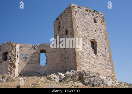 Le rovine del castello a Teba, uno dei villaggi bianchi (Pueblos Blancos) di Andalusia, Spagna. Foto Stock