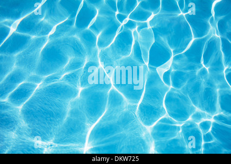 Rip blu acqua in piscina con riflessioni di Sun Foto Stock