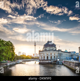 Berlino, Germania vista dell'Isola dei Musei e la torre della televisione poco dopo l'alba. Foto Stock