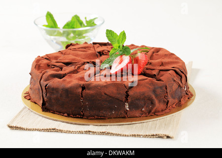 Deliziosa torta ricoperta di cioccolato fogli Foto Stock