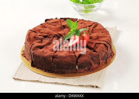 Deliziosa torta ricoperta di cioccolato fogli Foto Stock