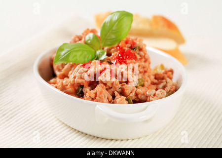 Carni macinate friggere in un crogiolo di porcellana Foto Stock