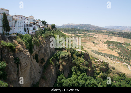 Vista dal XVIII secolo "Puente Nuevo' (Nuovo) bridge spanning El Tajo gorge, Ronda, Andalusia, Spagna Foto Stock