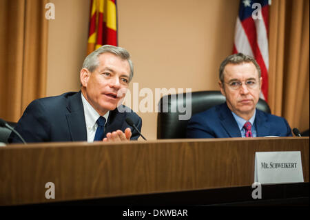 Tucson, Arizona, Stati Uniti. Il 9 dicembre, 2013. Sost. DAVID SCHWEIKERT (R-Ariz.), a sinistra, si pone un interrogativo come presidente sost. Matt Salmone (R-Ariz.) ascolta la testimonianza. Assemblea soci dell emisfero occidentale sottocomitato, sotto la commissione per gli affari esteri, ha tenuto una audizione del campo di Tucson, in Arizona circa i modi per migliorare il commercio transfrontaliero con il Messico. I testimoni hanno testimoniato che il valico di frontiera di volte sono sia inaccettabile e che ne ostacolano lo sviluppo economico. Credito: Sarà Seberger/ZUMAPRESS.com/Alamy Live News Foto Stock