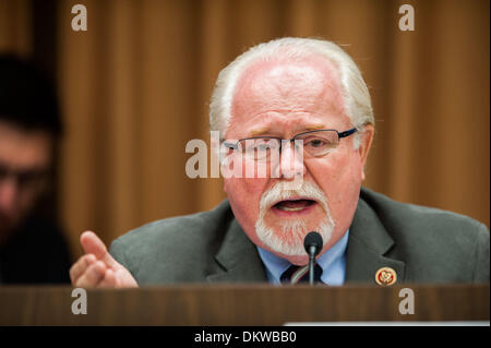 Tucson, Arizona, Stati Uniti. Il 9 dicembre, 2013. Sost. RON BARBER (D-Ariz.) parla di un campo audizione di Tucson, in Arizona Assemblea soci dell emisfero occidentale sottocomitato, sotto la commissione per gli affari esteri, ha tenuto una audizione del campo di Tucson, in Arizona circa i modi per migliorare il commercio transfrontaliero con il Messico. I testimoni hanno testimoniato che il valico di frontiera di volte sono sia inaccettabile e che ne ostacolano lo sviluppo economico. Credito: Sarà Seberger/ZUMAPRESS.com/Alamy Live News Foto Stock