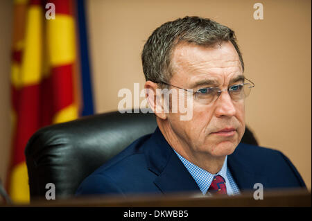 Tucson, Arizona, Stati Uniti. Il 9 dicembre, 2013. Presidente del sottocomitato sost. Matt Salmone (R-Ariz.) ascolta la testimonianza a un campo audizione di Tucson, in Arizona Assemblea soci dell emisfero occidentale sottocomitato, sotto la commissione per gli affari esteri, ha tenuto una audizione del campo di Tucson, in Arizona circa i modi per migliorare il commercio transfrontaliero con il Messico. I testimoni hanno testimoniato che il valico di frontiera di volte sono sia inaccettabile e che ne ostacolano lo sviluppo economico. Credito: Sarà Seberger/ZUMAPRESS.com/Alamy Live News Foto Stock