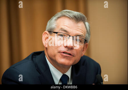 Tucson, Arizona, Stati Uniti. Il 9 dicembre, 2013. Sost. DAVID SCHWEIKERT (R-Ariz.) parla di un campo audizione di Tucson, in Arizona Assemblea soci dell emisfero occidentale sottocomitato, sotto la commissione per gli affari esteri, ha tenuto una audizione del campo di Tucson, in Arizona circa i modi per migliorare il commercio transfrontaliero con il Messico. I testimoni hanno testimoniato che il valico di frontiera di volte sono sia inaccettabile e che ne ostacolano lo sviluppo economico. Credito: Sarà Seberger/ZUMAPRESS.com/Alamy Live News Foto Stock