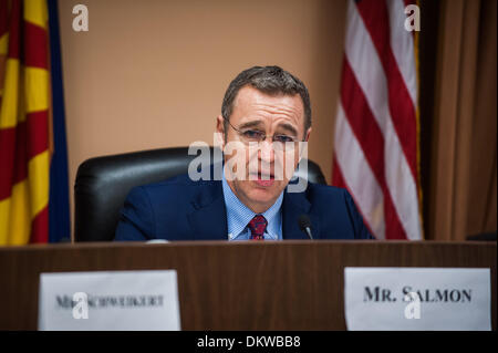 Tucson, Arizona, Stati Uniti. Il 9 dicembre, 2013. Presidente sost. Matt Salmone (R-Ariz.) parla a Tucson, in Arizona campo audizione. Assemblea soci dell emisfero occidentale sottocomitato, sotto la commissione per gli affari esteri, ha tenuto una audizione del campo di Tucson, in Arizona circa i modi per migliorare il commercio transfrontaliero con il Messico. I testimoni hanno testimoniato che il valico di frontiera di volte sono sia inaccettabile e che ne ostacolano lo sviluppo economico. Credito: Sarà Seberger/ZUMAPRESS.com/Alamy Live News Foto Stock