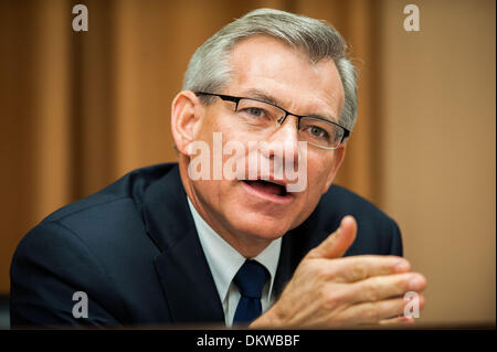 Tucson, Arizona, Stati Uniti. Il 9 dicembre, 2013. Sost. DAVID SCHWEIKERT (R-Ariz.) parla di un campo audizione di Tucson, in Arizona Assemblea soci dell emisfero occidentale sottocomitato, sotto la commissione per gli affari esteri, ha tenuto una audizione del campo di Tucson, in Arizona circa i modi per migliorare il commercio transfrontaliero con il Messico. I testimoni hanno testimoniato che il valico di frontiera di volte sono sia inaccettabile e che ne ostacolano lo sviluppo economico. Credito: Sarà Seberger/ZUMAPRESS.com/Alamy Live News Foto Stock