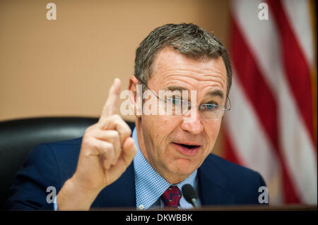 Tucson, Arizona, Stati Uniti. Il 9 dicembre, 2013. Presidente sost. Matt Salmone (R-Ariz.) parla a Tucson, in Arizona campo audizione. Assemblea soci dell emisfero occidentale sottocomitato, sotto la commissione per gli affari esteri, ha tenuto una audizione del campo di Tucson, in Arizona circa i modi per migliorare il commercio transfrontaliero con il Messico. I testimoni hanno testimoniato che il valico di frontiera di volte sono sia inaccettabile e che ne ostacolano lo sviluppo economico. Credito: Sarà Seberger/ZUMAPRESS.com/Alamy Live News Foto Stock