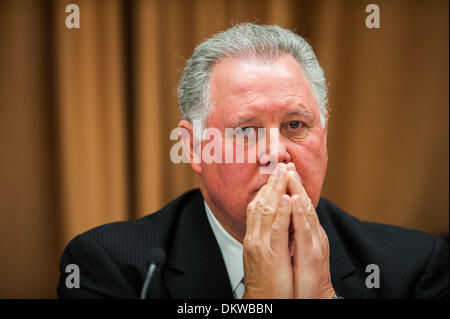 Tucson, Arizona, Stati Uniti. Il 9 dicembre, 2013. Classifica stati sost. ALBIO RIPRODUTTORI (D-N.J.) ascolta la testimonianza a un campo audizione di Tucson, in Arizona Assemblea soci dell emisfero occidentale sottocomitato, sotto la commissione per gli affari esteri, ha tenuto una audizione del campo di Tucson, in Arizona circa i modi per migliorare il commercio transfrontaliero con il Messico. I testimoni hanno testimoniato che il valico di frontiera di volte sono sia inaccettabile e che ne ostacolano lo sviluppo economico. Credito: Sarà Seberger/ZUMAPRESS.com/Alamy Live News Foto Stock