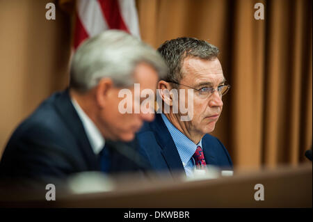 Tucson, Arizona, Stati Uniti. Il 9 dicembre, 2013. Sost. DAVID SCHWEIKERT (R-Ariz.), sinistra, guarda come presidente sost. Matt Salmone (R-Ariz.) ascolta la testimonianza. Assemblea soci dell emisfero occidentale sottocomitato, sotto la commissione per gli affari esteri, ha tenuto una audizione del campo di Tucson, in Arizona circa i modi per migliorare il commercio transfrontaliero con il Messico. I testimoni hanno testimoniato che il valico di frontiera di volte sono sia inaccettabile e che ne ostacolano lo sviluppo economico. Credito: Sarà Seberger/ZUMAPRESS.com/Alamy Live News Foto Stock