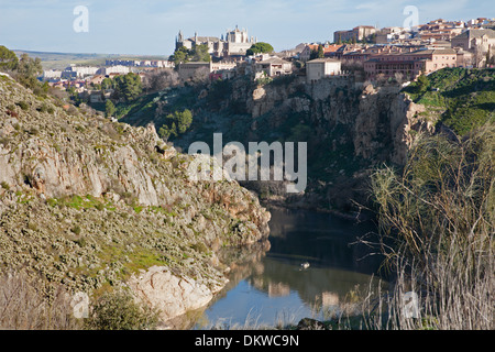 Toledo - Valle del Tajo River sotto la città Foto Stock