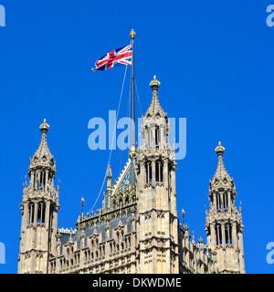 Unione battenti bandiera dalla cima della torre di Victoria presso la Casa del Parlamento Foto Stock